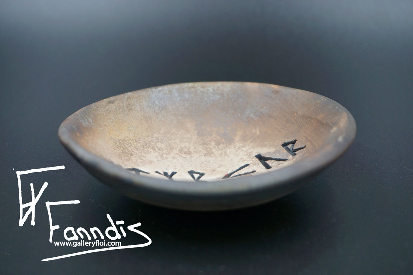 Gryfjubrennd skál með orðunum Styrkur / Pit fired bowl with the word Strength