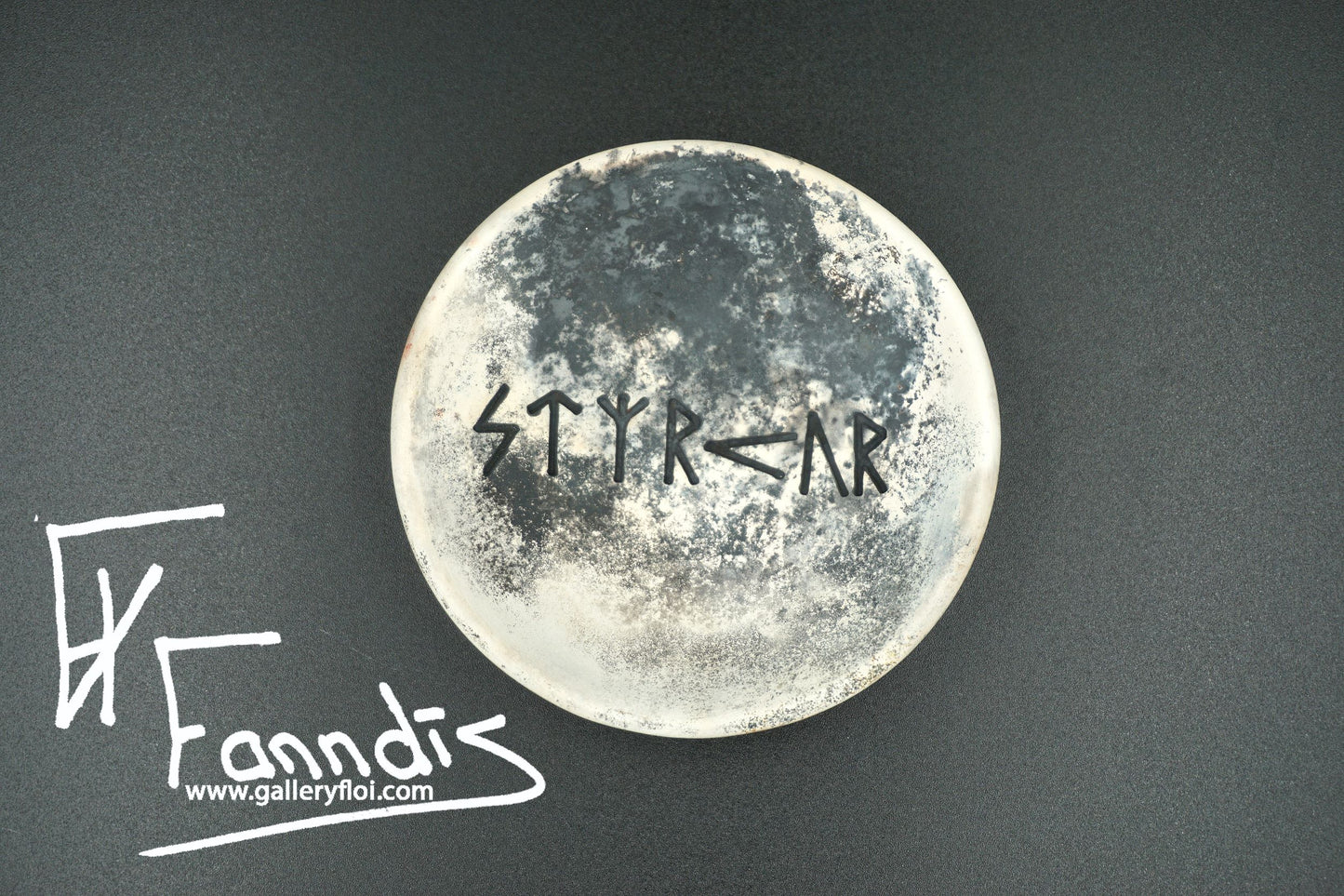 Gryfjubrennd skál með orðunum Styrkur / Pit fired bowl with the word Strength