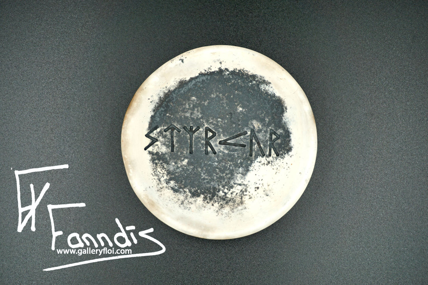 Gryfjubrennd skál með orðunum Styrkur / Pit fired bowl with the word Strength