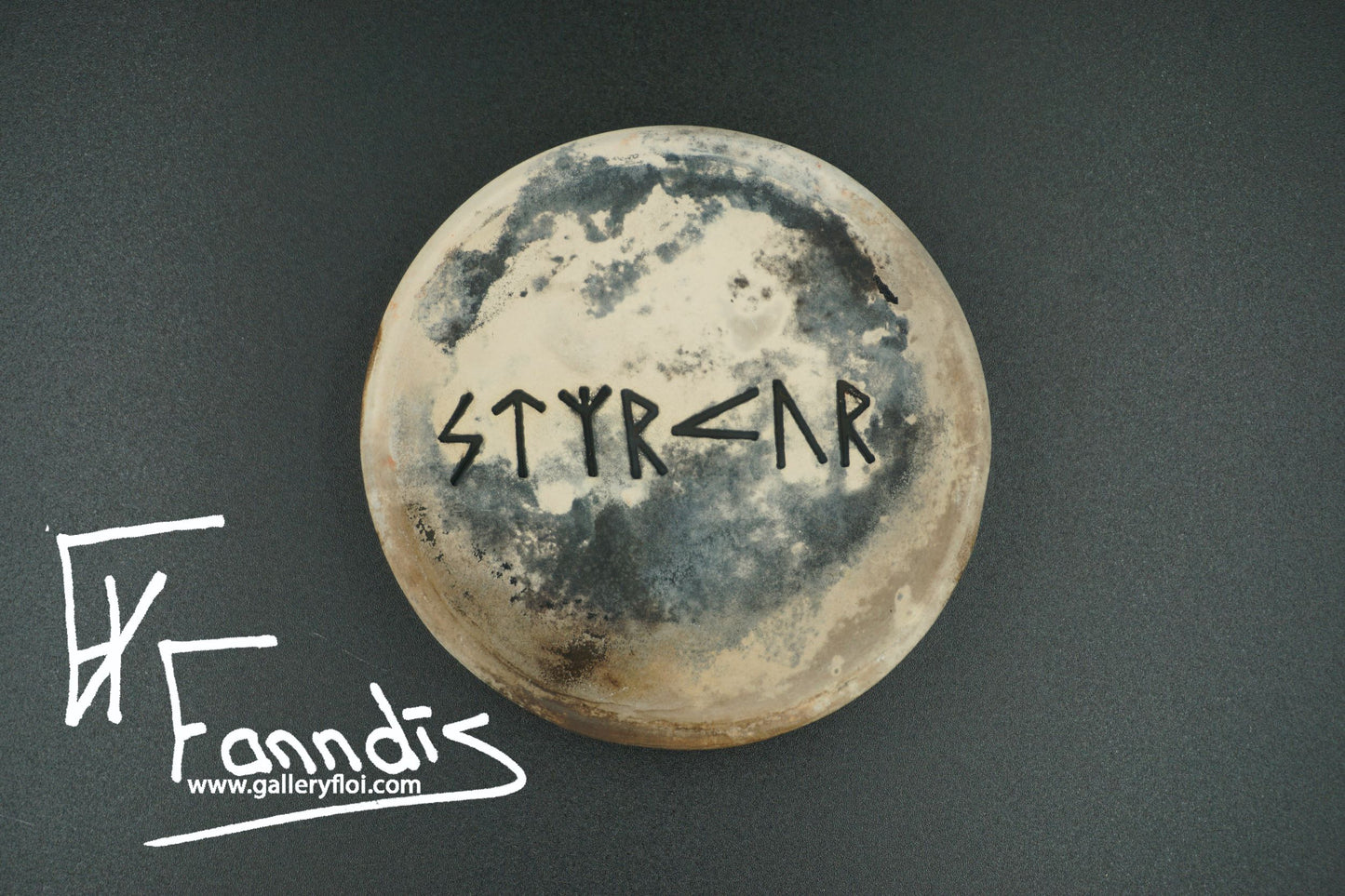Gryfjubrennd skál með orðunum Styrkur / Pit fired bowl with the word Strength