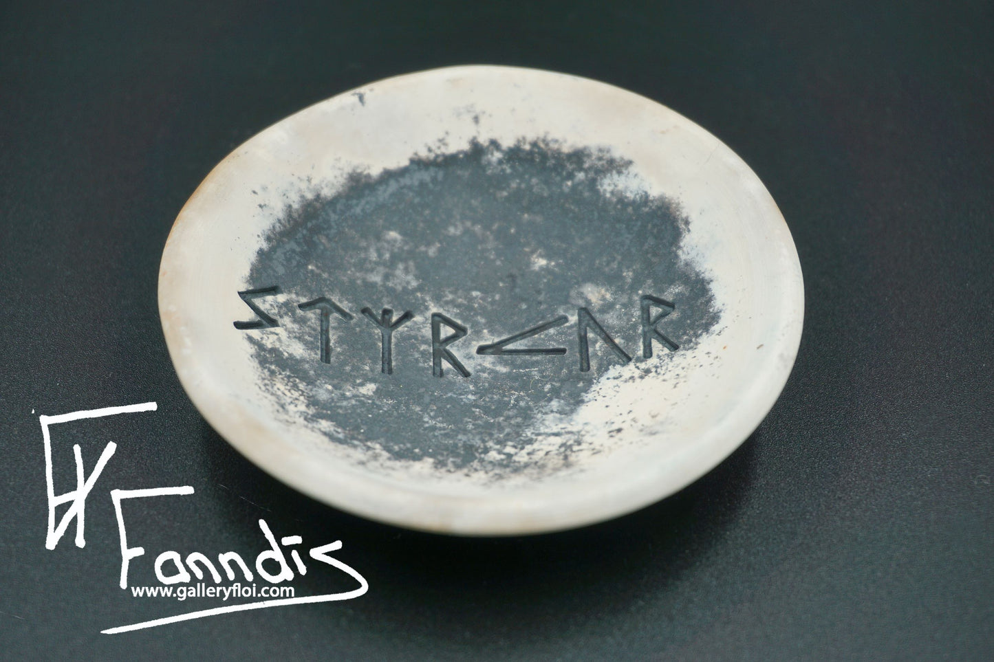 Gryfjubrennd skál með orðunum Styrkur / Pit fired bowl with the word Strength