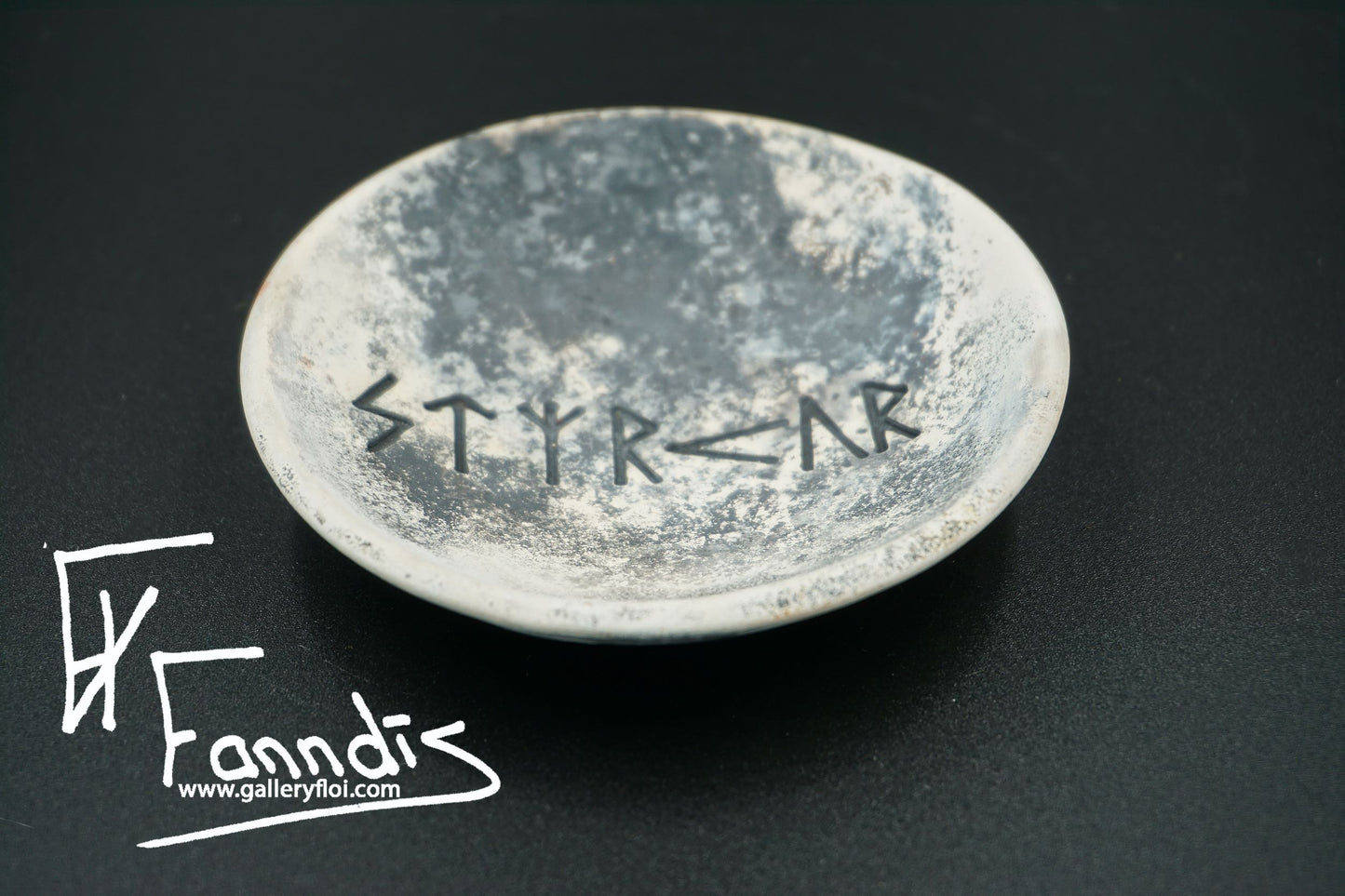 Gryfjubrennd skál með orðunum Styrkur / Pit fired bowl with the word Strength