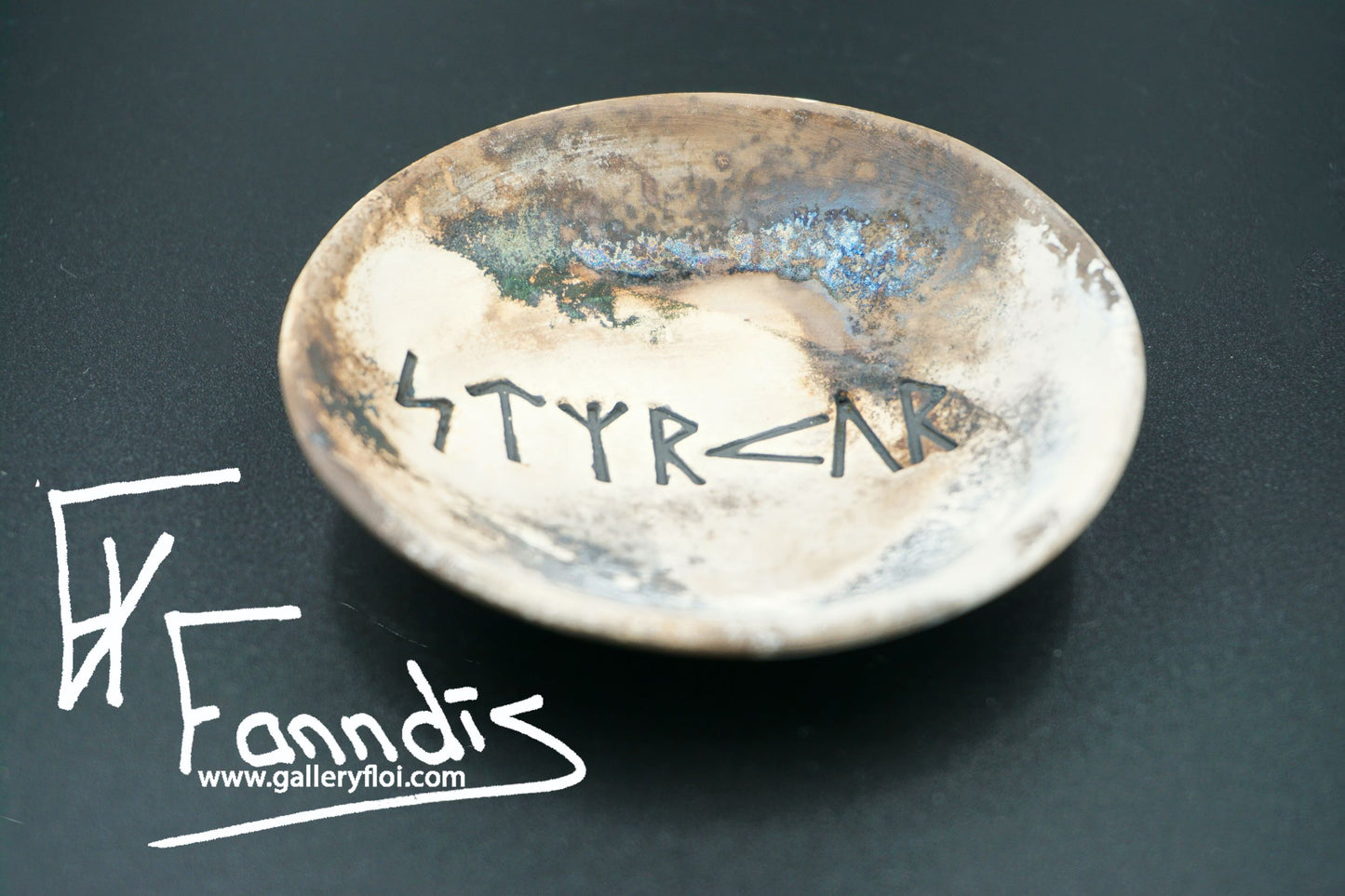 Gryfjubrennd skál með orðunum Styrkur / Pit fired bowl with the word Strength