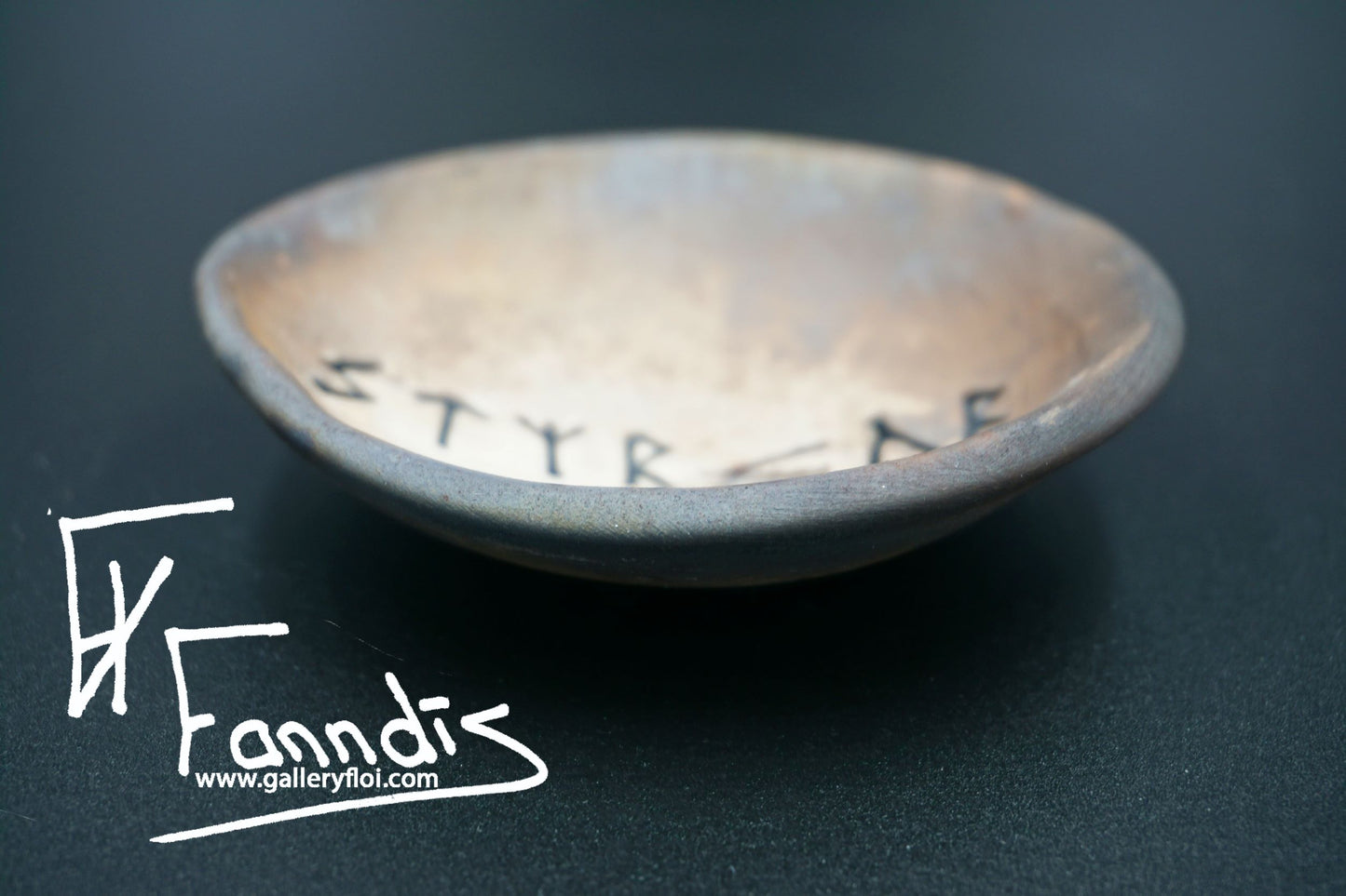 Gryfjubrennd skál með orðunum Styrkur / Pit fired bowl with the word Strength