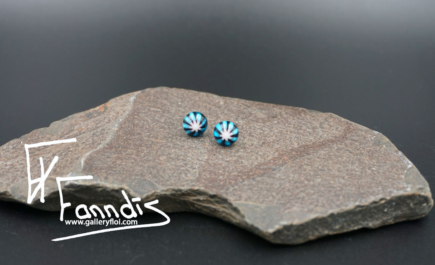 Einstök pinna eyrnalokkar Lína Dökk Blágrænn / Unique stud earrings Line Dark Turquoise