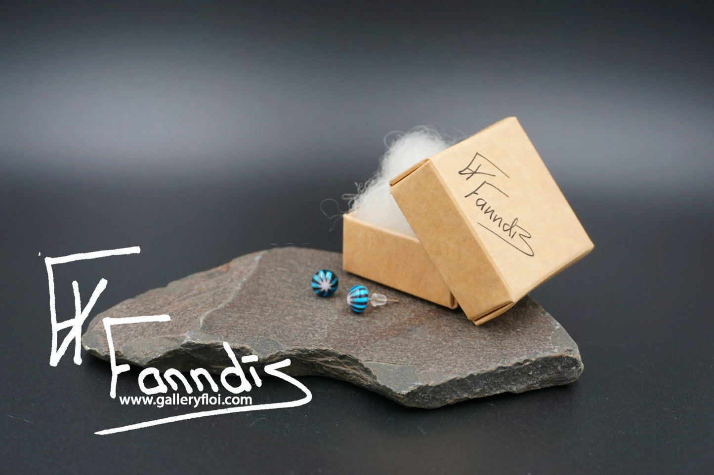 Einstök pinna eyrnalokkar Lína Dökk Blágrænn / Unique stud earrings Line Dark Turquoise