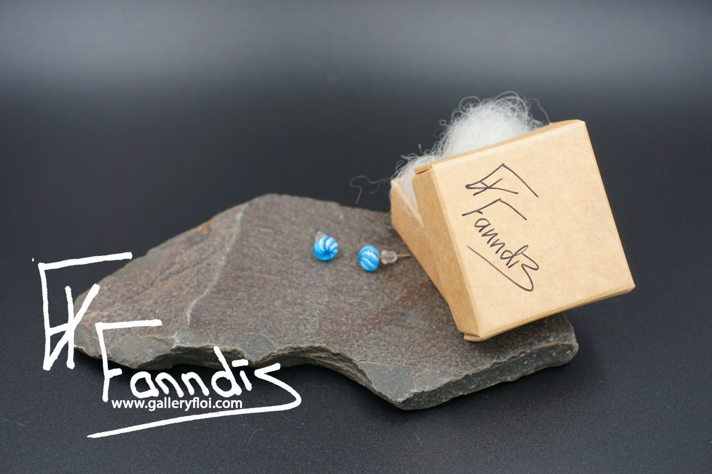 Einstök pinna eyrnalokkar Twist Dökk Blágrænn / Unique srud earrings Twist Dark Turquoise