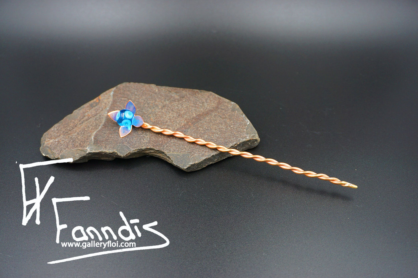 Flóra Hárpinni með Dökk Blágrænn glerperlu / Flora Hairpin with Dark Turquoise glass bead