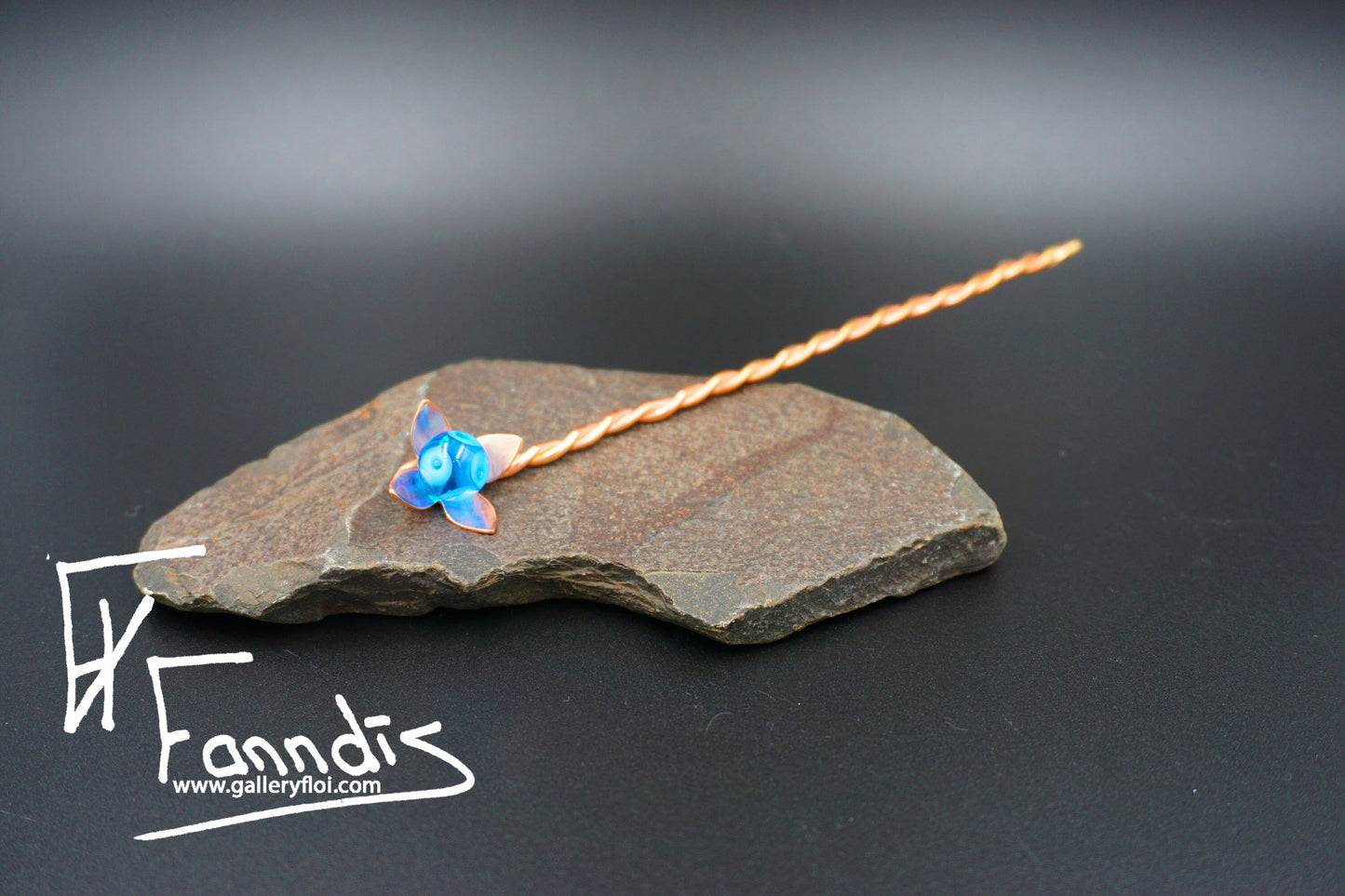 Flóra Hárpinni með Dökk Blágrænn glerperlu / Flora Hairpin with Dark Turquoise glass bead
