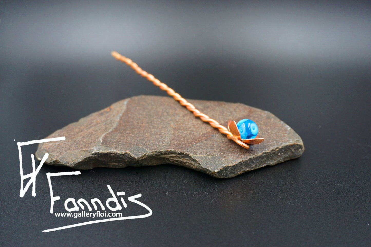 Flóra Hárpinni með Dökk Blágrænn glerperlu / Flora Hairpin with Dark Turquoise glass bead