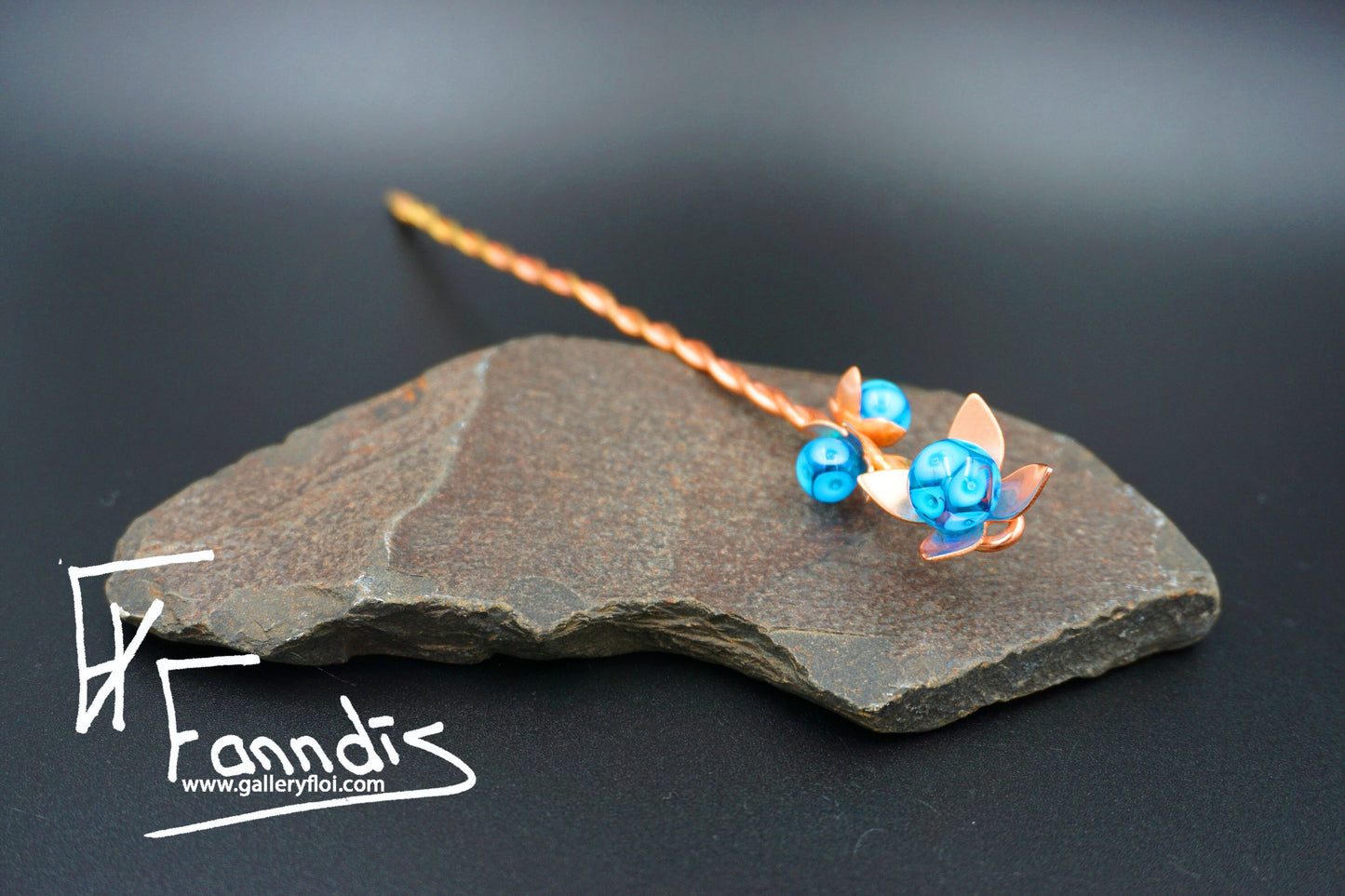 Flóra Hárpinni með Dökk Blágrænn glerperlu / Flora Hairpin with Dark Turquoise glass bead