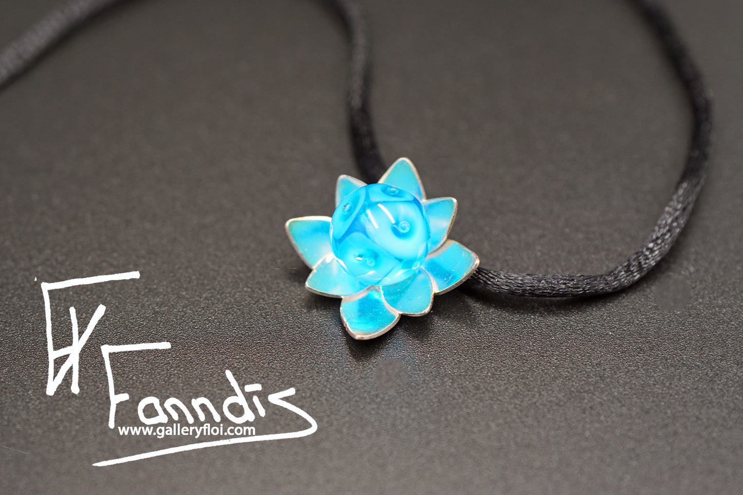 Flóra með dökk blágrænni glerperlu (925 Sterling silfur) / Flora with a dark turquoise glass bead (925 Sterling silver)