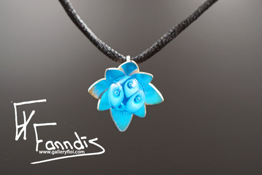 Flóra með dökk blágrænni glerperlu (925 Sterling silfur) / Flora with a dark turquoise glass bead (925 Sterling silver)