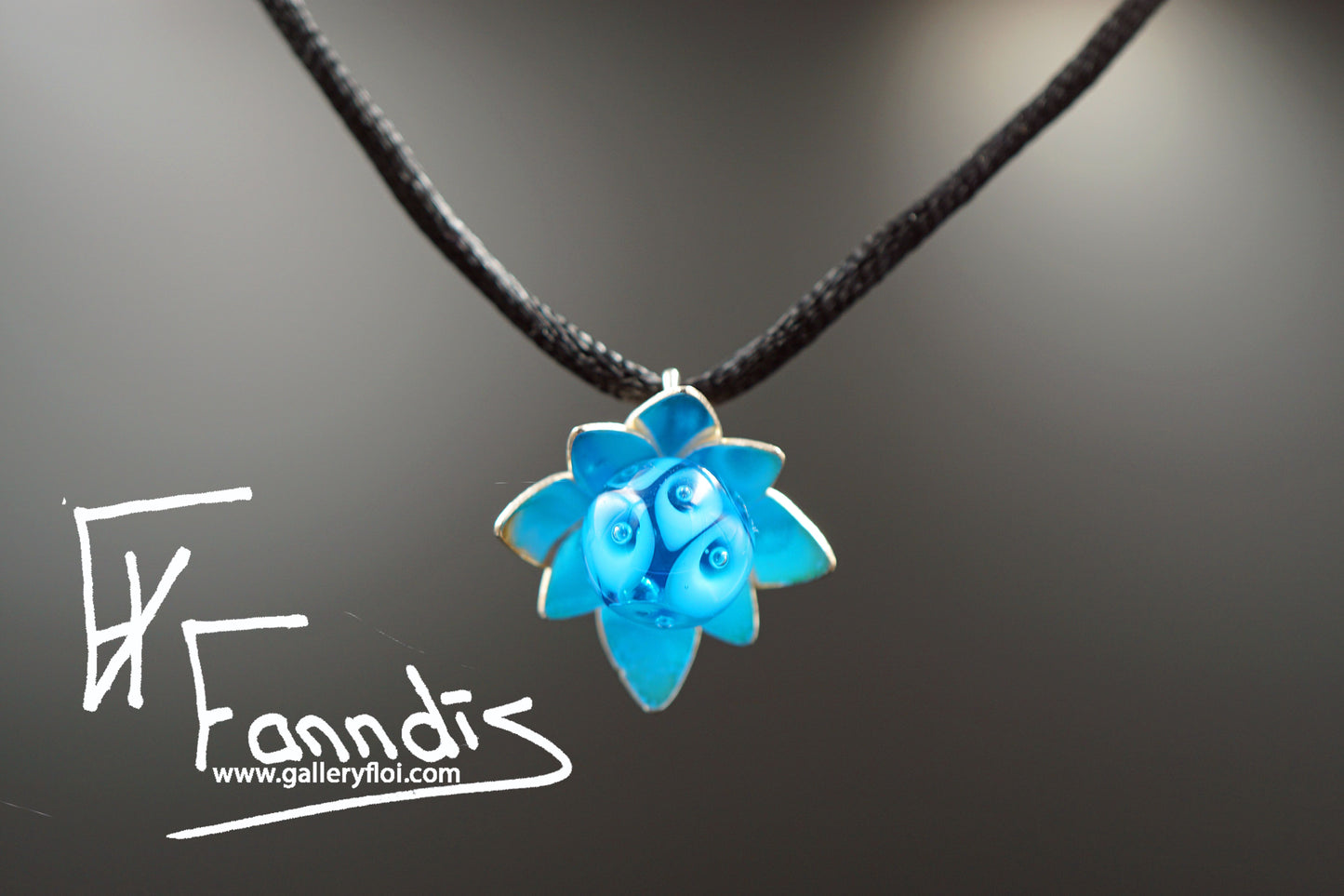 Flóra með dökk blágrænni glerperlu (925 Sterling silfur) / Flora with a dark turquoise glass bead (925 Sterling silver)