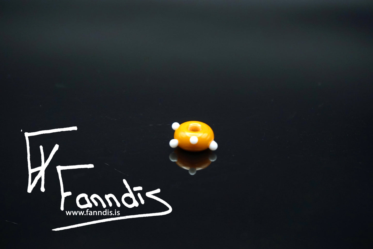 Glerperla Gulur Ockra með hvítum doppum / Glass bead Yellow Ochre white dots