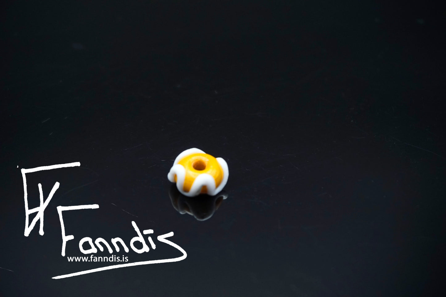 Glerperla Gulur Ockra með hvítri bylgjulínu / Glass bead Yellow Ochre with white wavy line