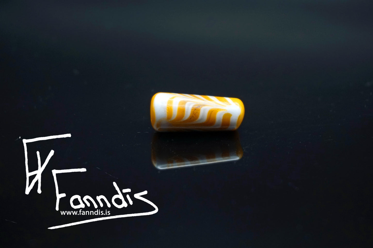 Glerperla Gulur Ockra með hvítri fjöðrun / Glass bead Yellow Ochre with white feathering