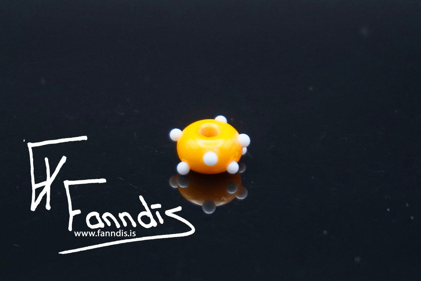 Glerperla Dökk Gulur með hvítum doppum / Glass bead Dark Yellow with white dots