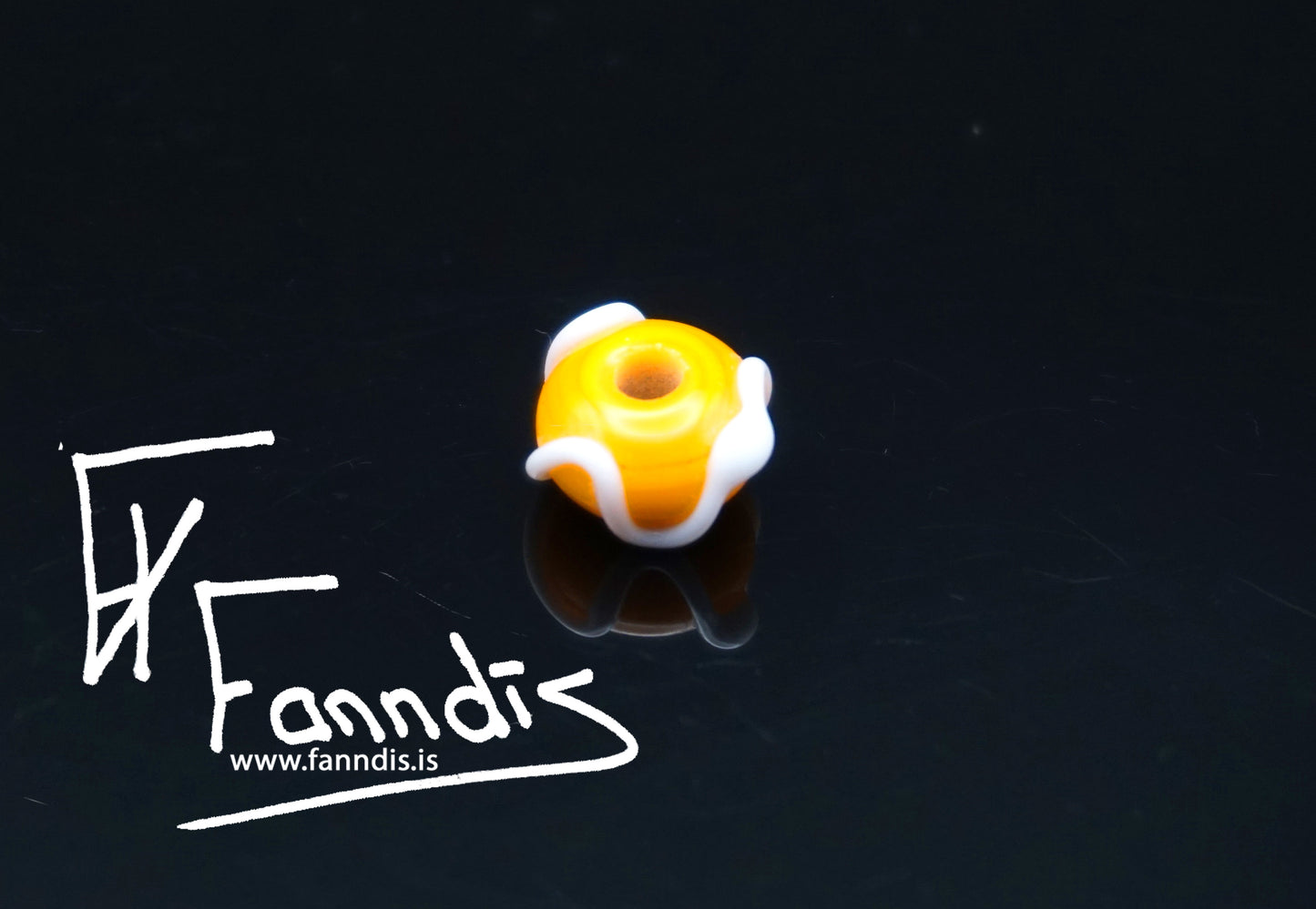 Glerperla Dökk Gulur með hvítri bylgjulínu / Glass bead Dark Yellow with white wavy line