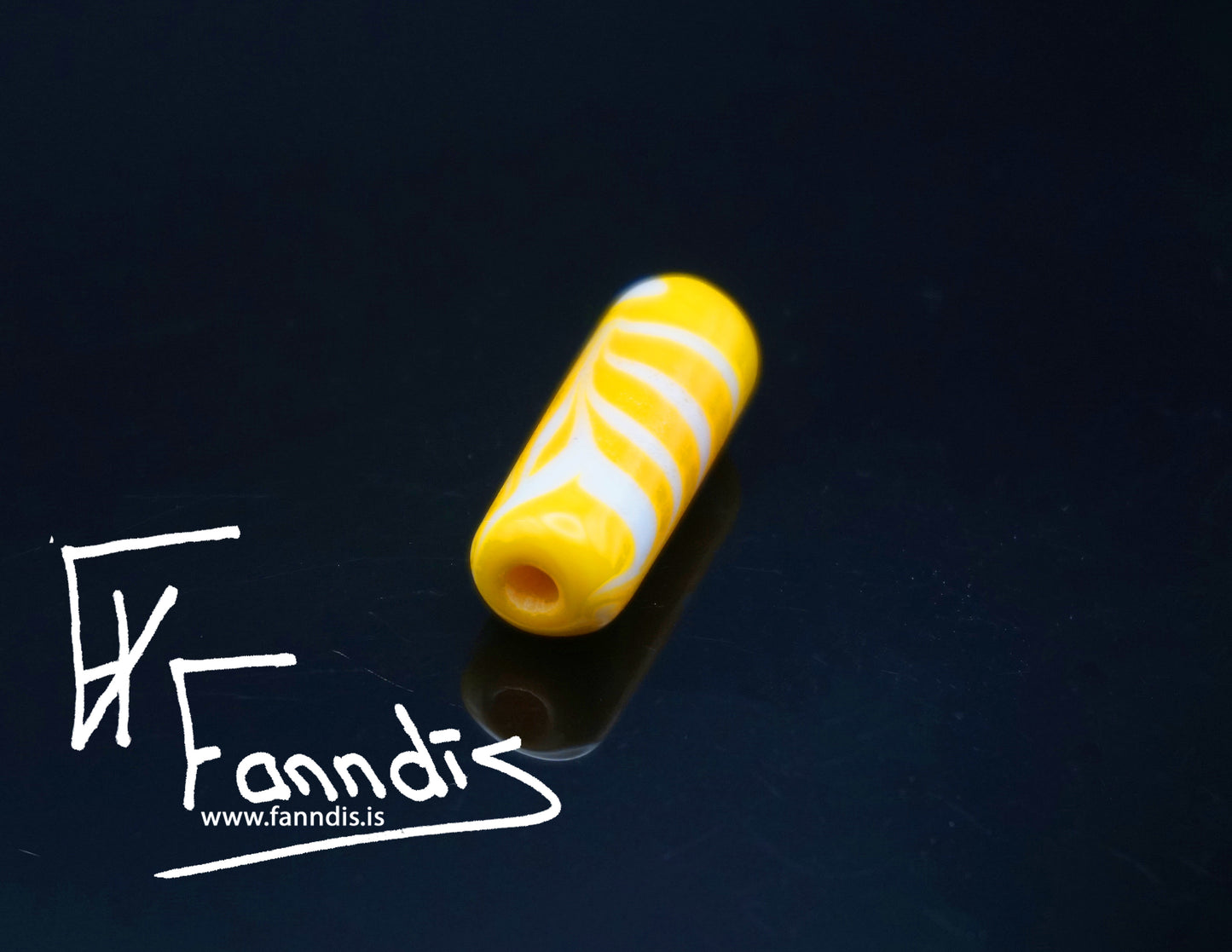 Glerperla Dökk Gulur með hvítri fjöðrun / Glass bead Dark Yellow with white feathering