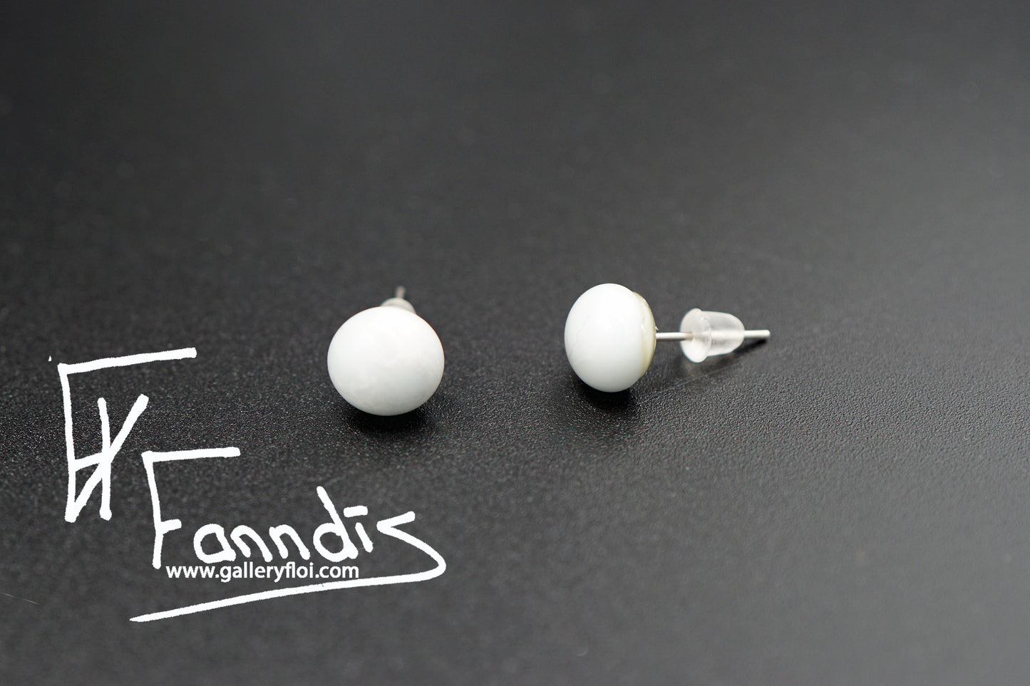 Einstök pinna eyrnalokkar perlu grár / Unique stud earrings pearl grey