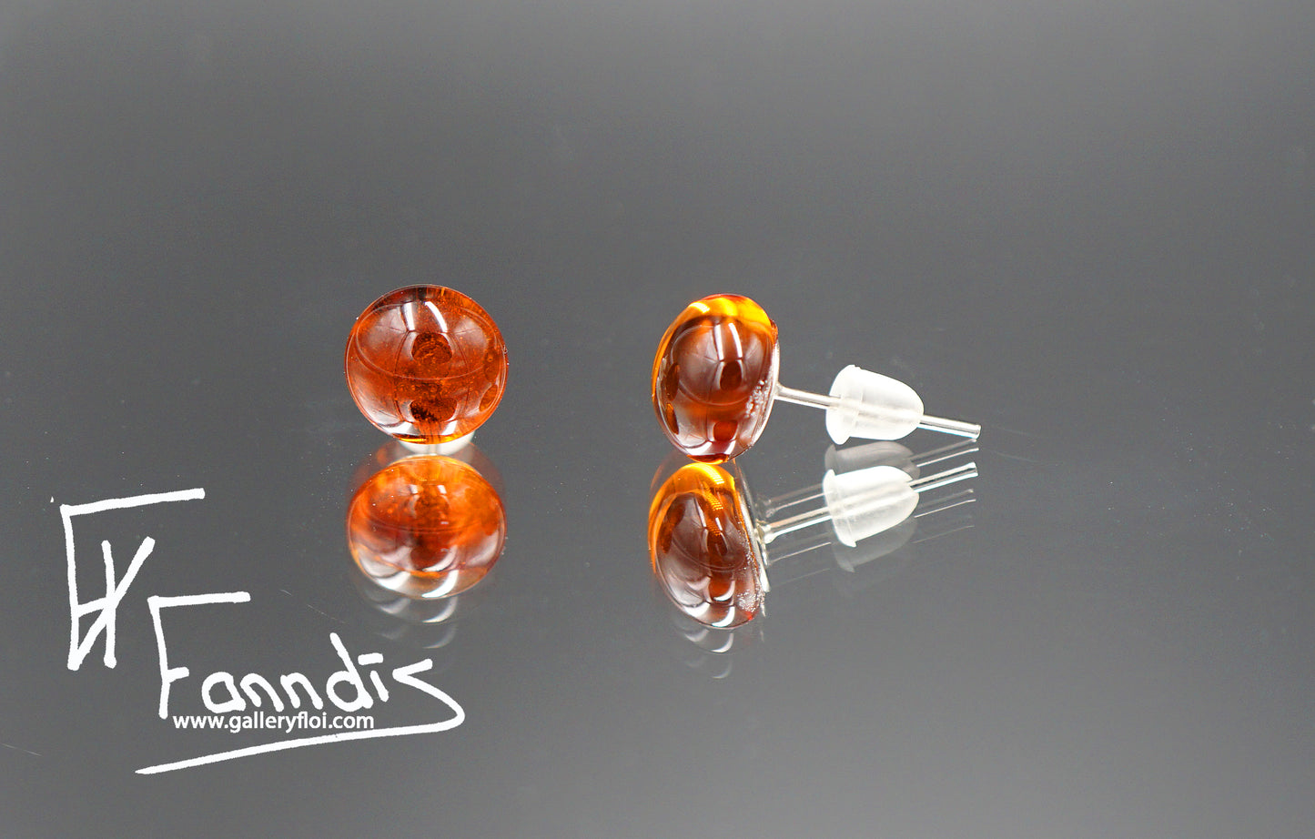 Einstök pinna eyrnalokkar amber / Unique stud earrings amber