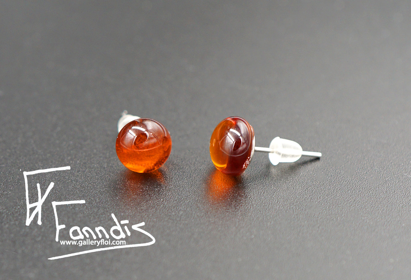 Einstök pinna eyrnalokkar amber / Unique stud earrings amber