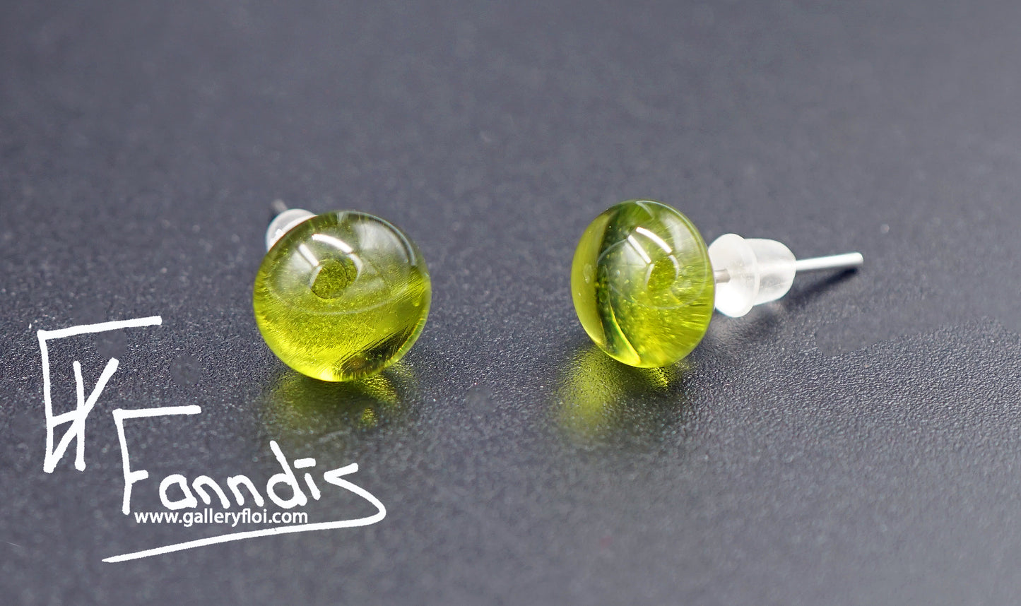 Einstök pinna eyrnalokkar gras grænn / Unique stud earrings grass green