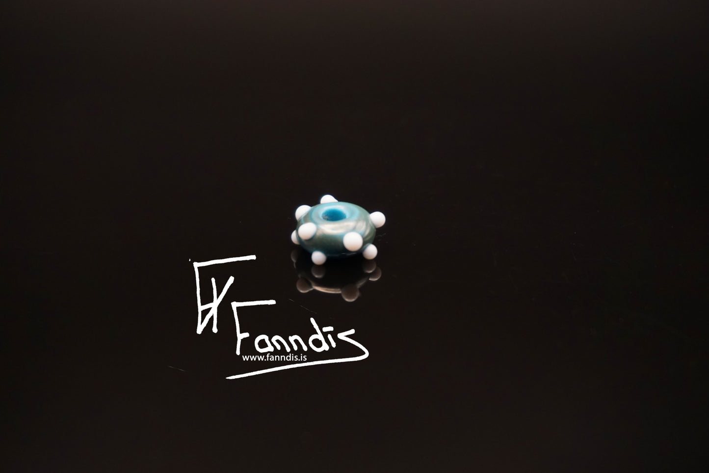 Glerperla Dökk himinblár með hvítum doppum / Glass bead Dark skye blue with white dots