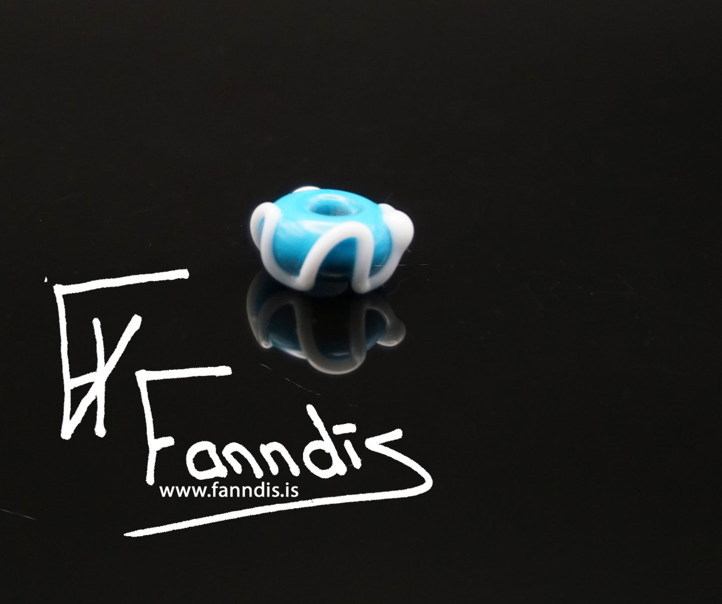 Glerperla Dökk himinblár með hvítri bylgjulínu / Glass bead Dark skye blue with white wavy line