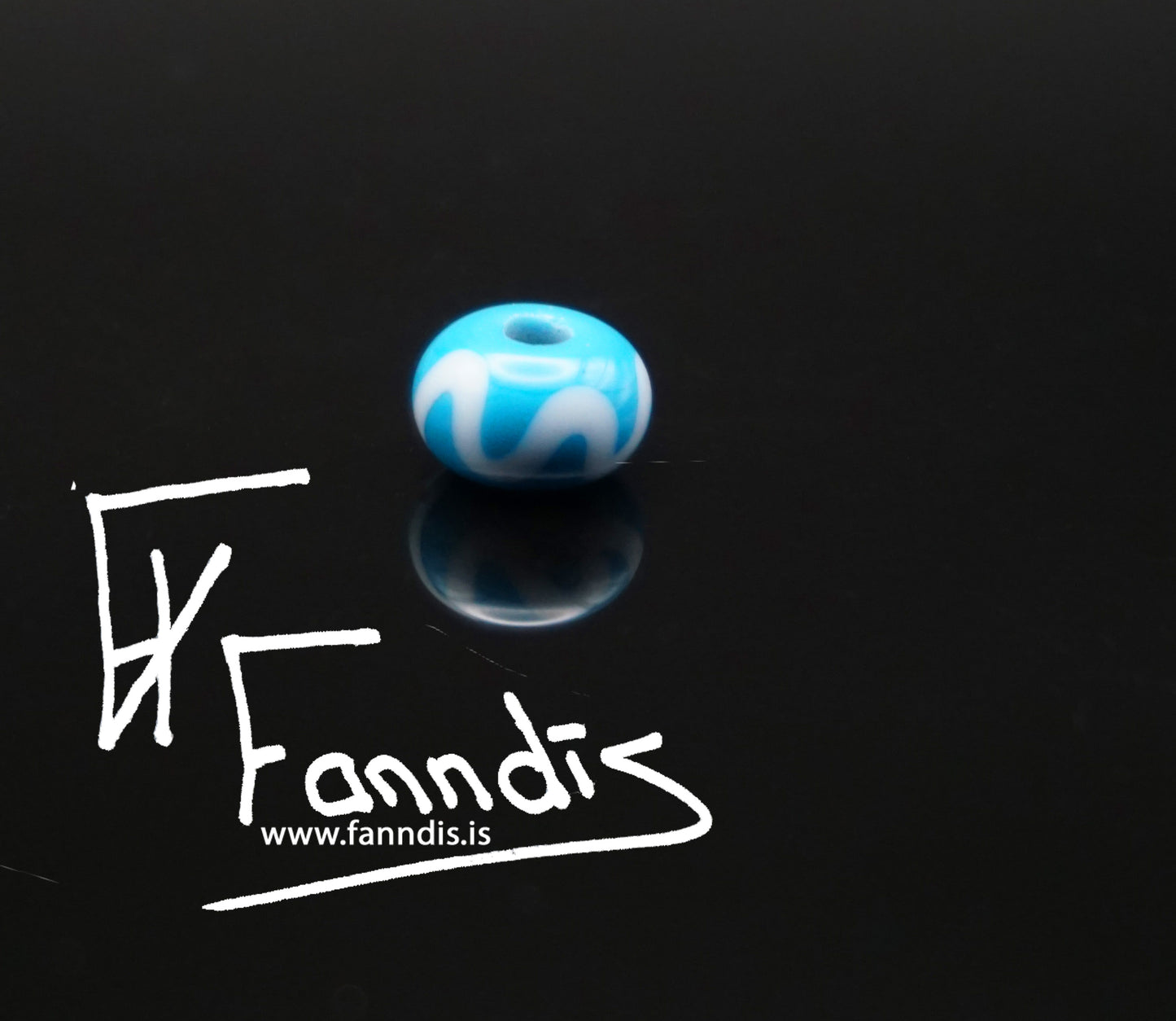 Glerperla Dökk himinblár með hvítri bylgjulínu / Glass bead Dark skye blue with white wavy line