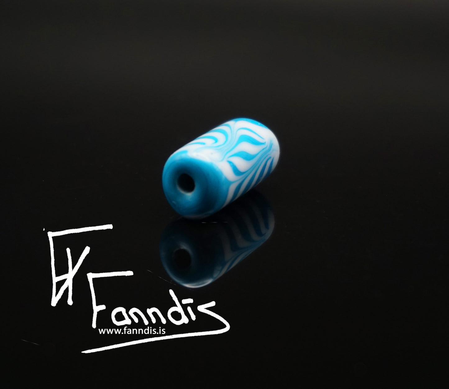 Glerperla Dökk himinblár með hvítri fjöðrun / Glass bead Dark skye blue with white feathering