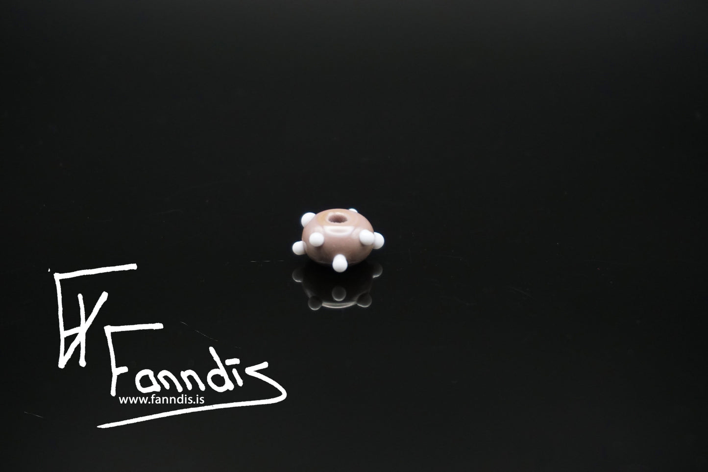 Glerperla Fjólublár með hvítum doppum / Glass bead Purple white dots