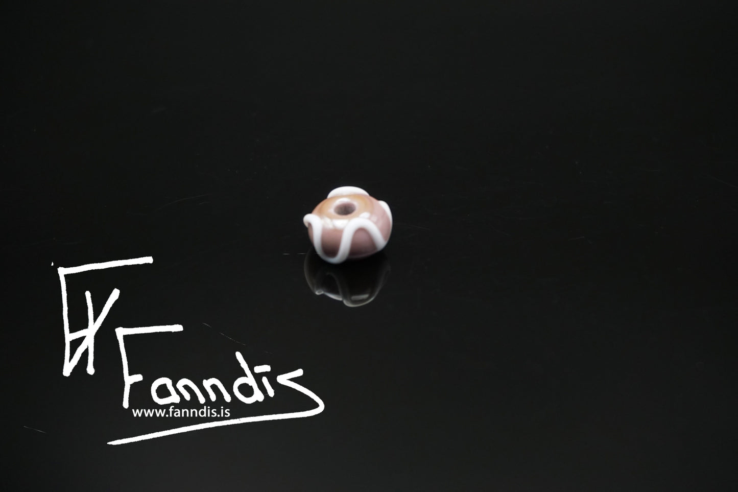 Glerperla Fjólublár með hvítri bylgjulínu / Glass bead Purple with white wavy line