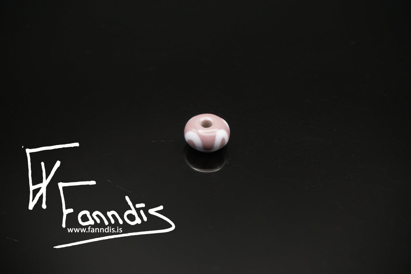 Glerperla Fjólublár með hvítri bylgjulínu / Glass bead Purple with white wavy line