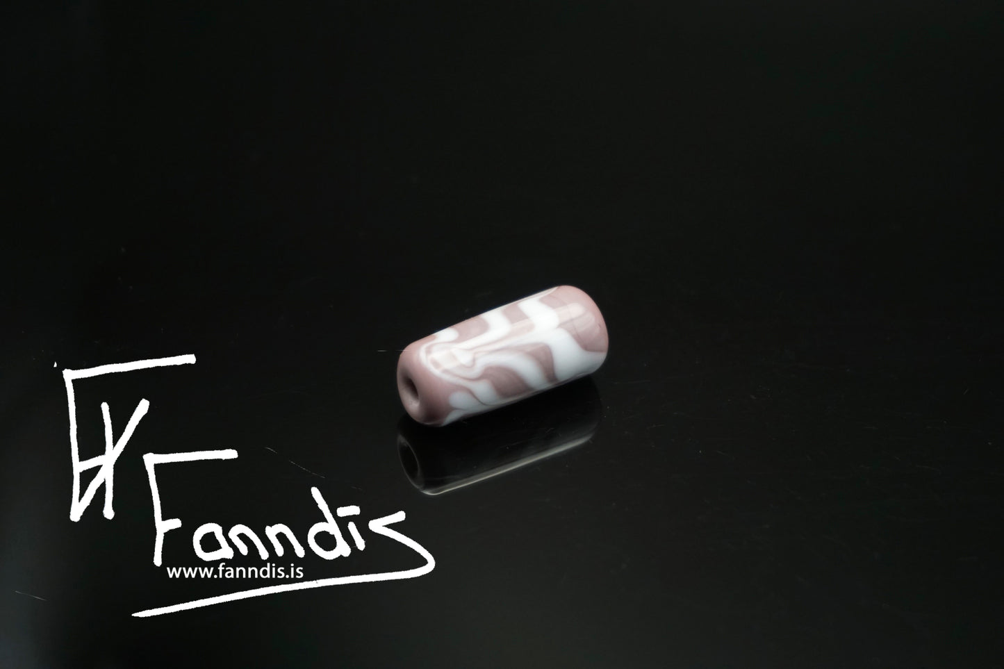 Glerperla Fjólublár með hvítri fjöðrun / Glass bead Purple with white feathering