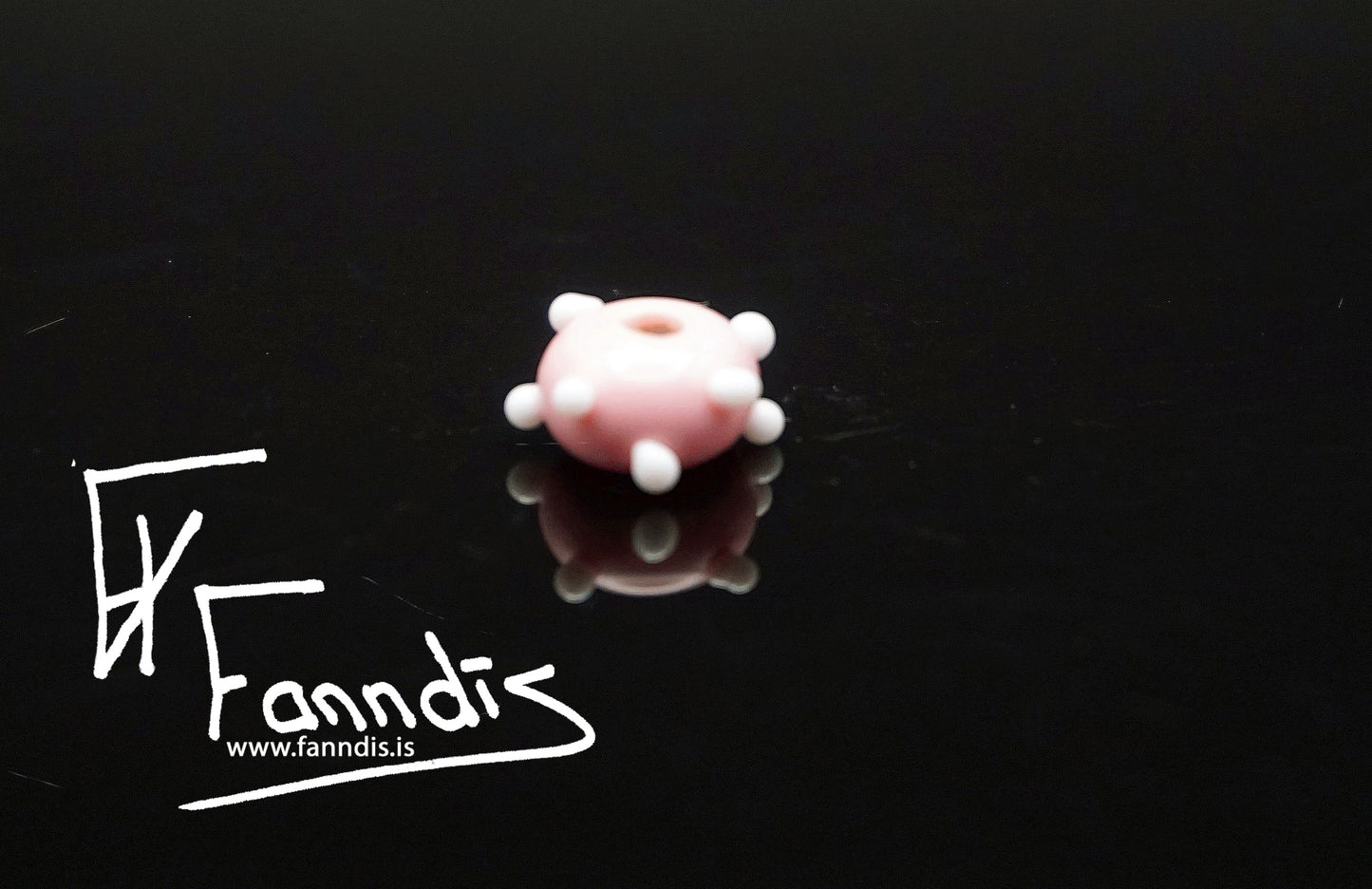 Glerperla Barnableikt með hvítum doppum / Glass bead Baby pink with white dots