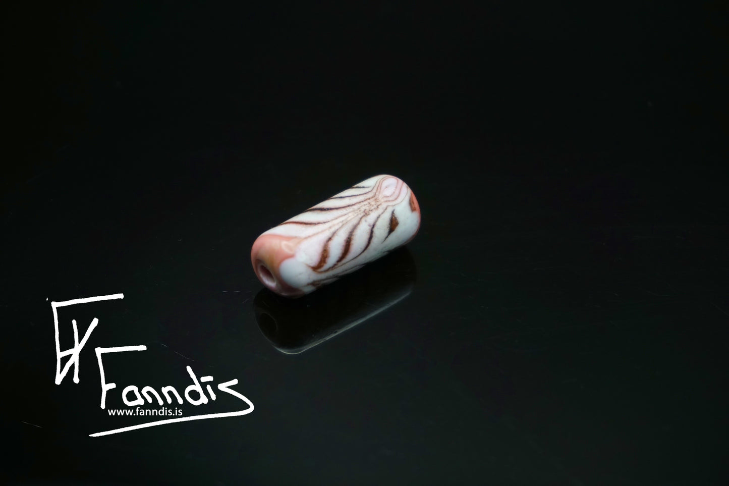 Glerperla Barnableikt með hvítri fjöðrun / Glass bead Baby pink with white feathering