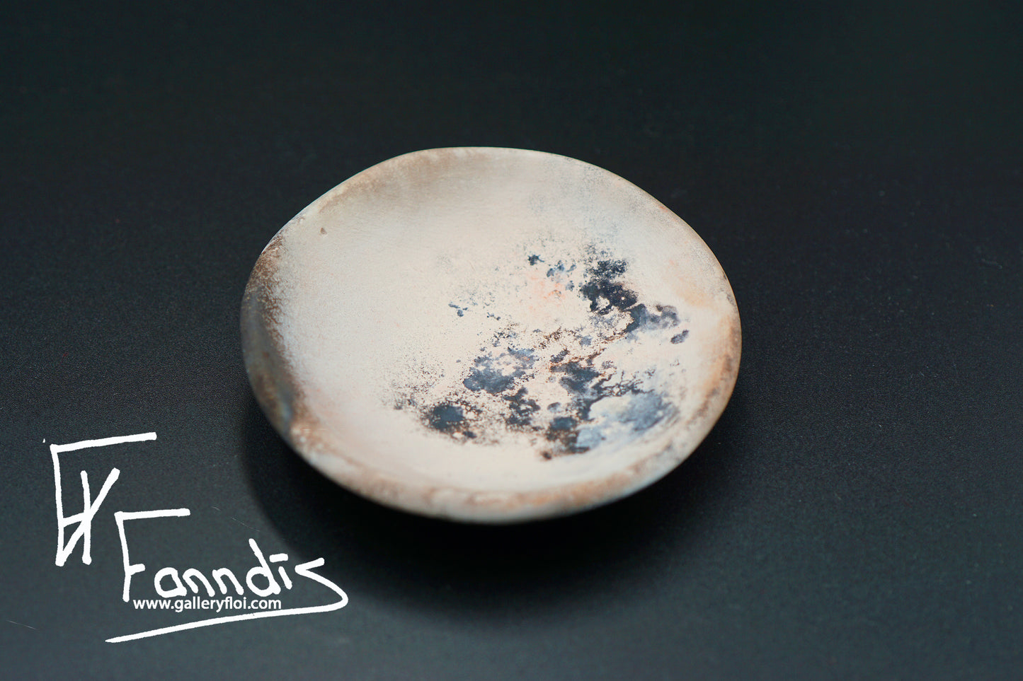 Gryfjubrennd skál / Pit fired bowl