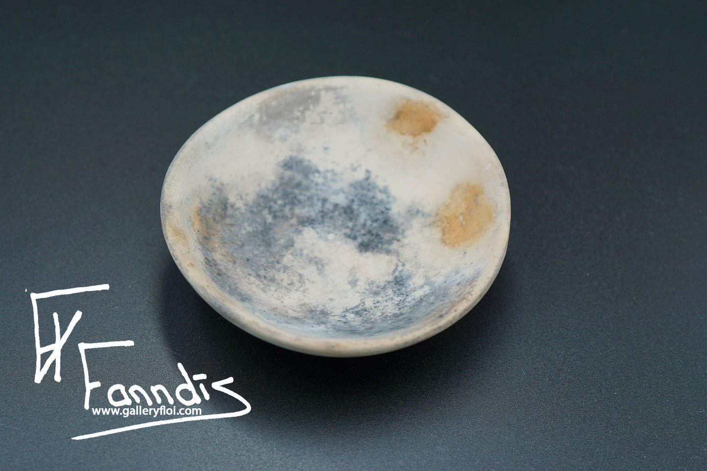 Gryfjubrennd skál / Pit fired bowl