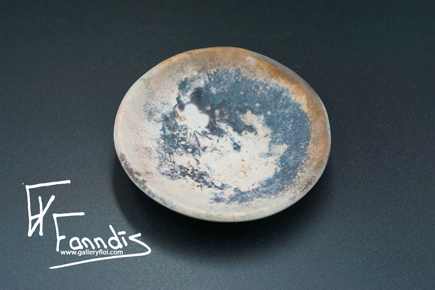 Gryfjubrennd skál / Pit fired bowl