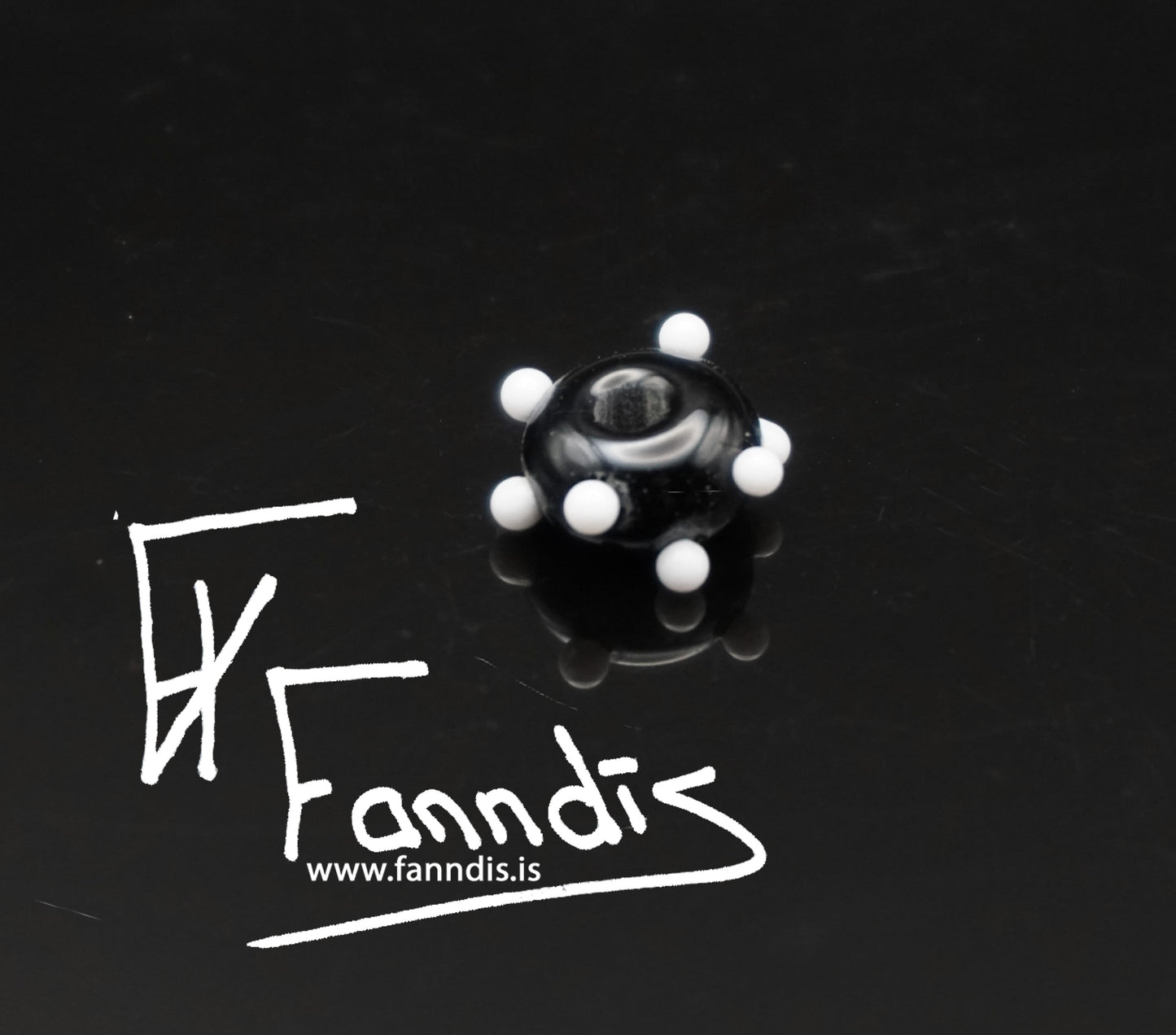 Glerperla Svart með hvítum doppum / Glass bead Black with white dots