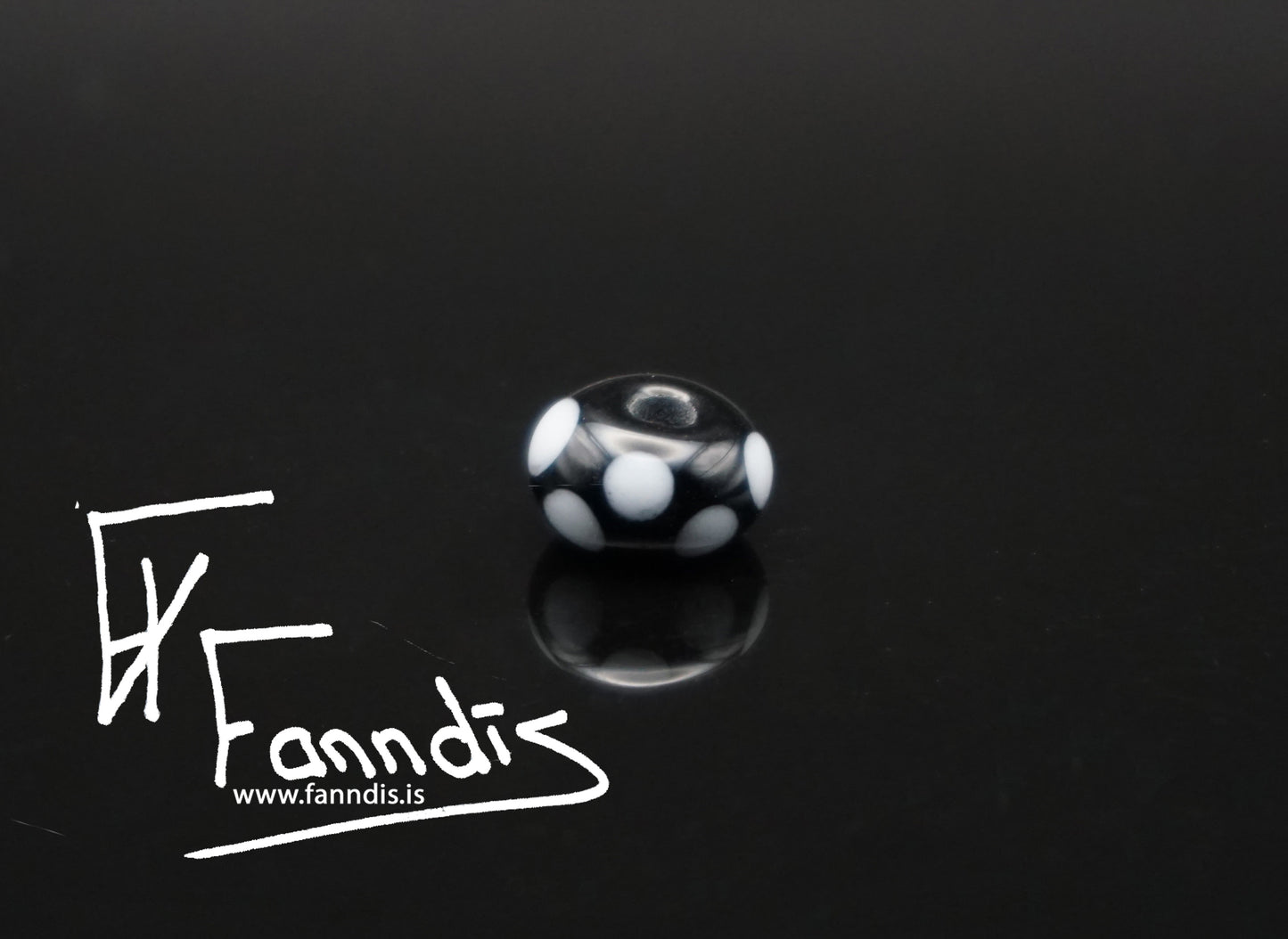 Glerperla Svart með hvítum doppum / Glass bead Black with white dots