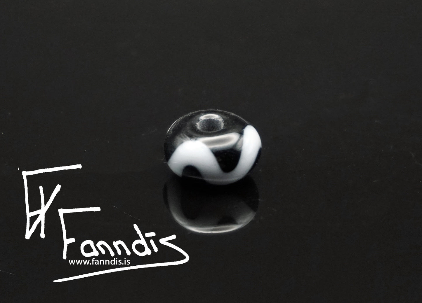 Glerperla Svart með hvítri bylgjulínu / Glass bead Black with white wavy line