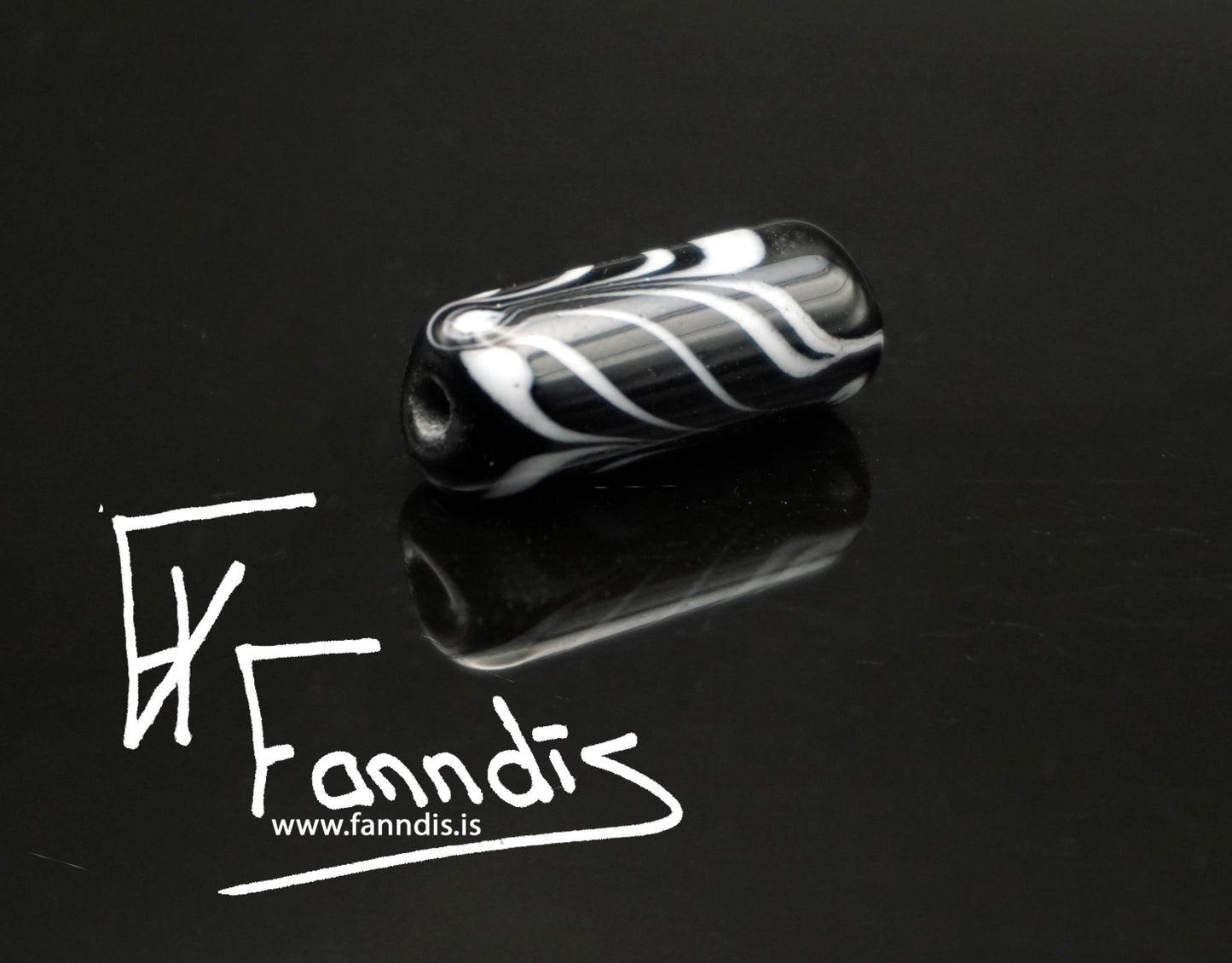 Glerperla Svört með hvítri fjöðrun / Glass bead Black with white feathering