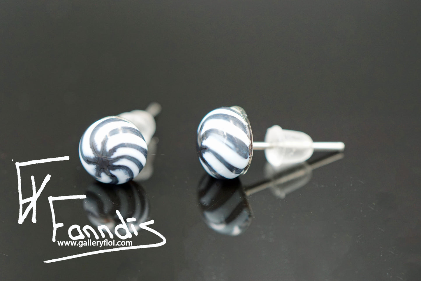 Einstök pinna eyrnalokkar twist Amber / Unique stud earrings twist Amber