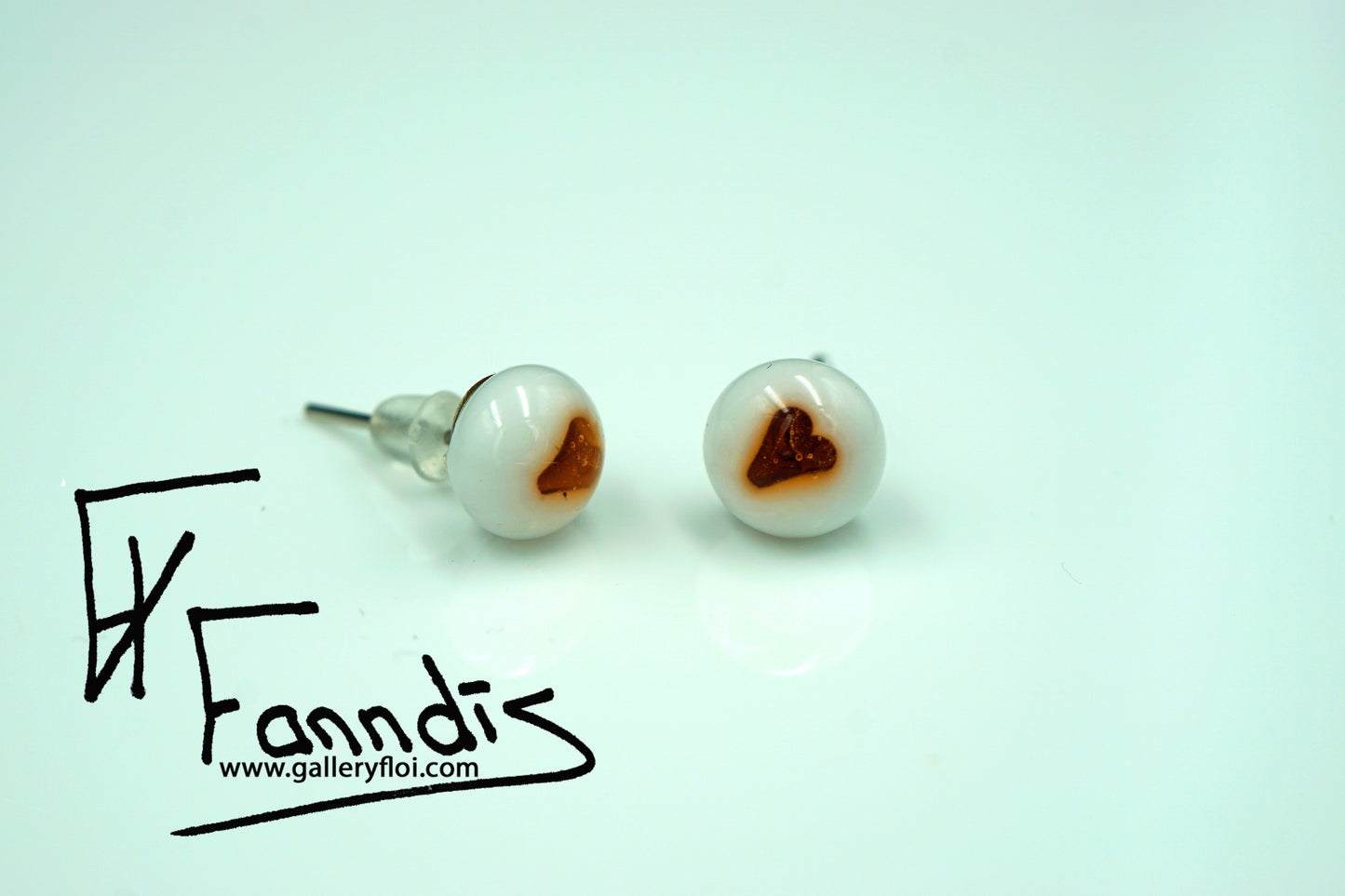 Einstök pinna eyrnalokkar hjarta Amber / Unique stud earrings heart Amber