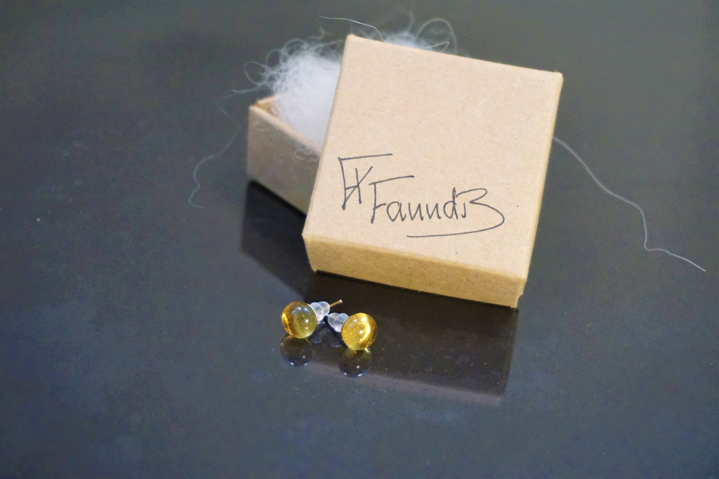 Einstök pinna eyrnalokkar Ljós Amber / Unique stud earrings Light Amber