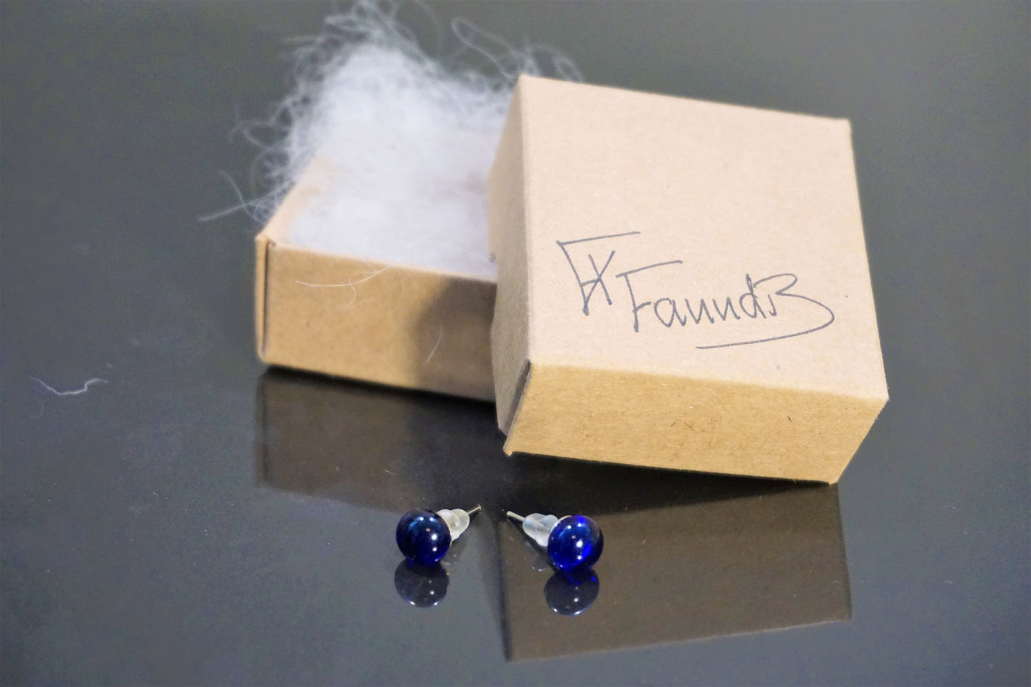 Einstök pinna eyrnalokkar Cobalt blár / Unique stud earrings Cobalt blue