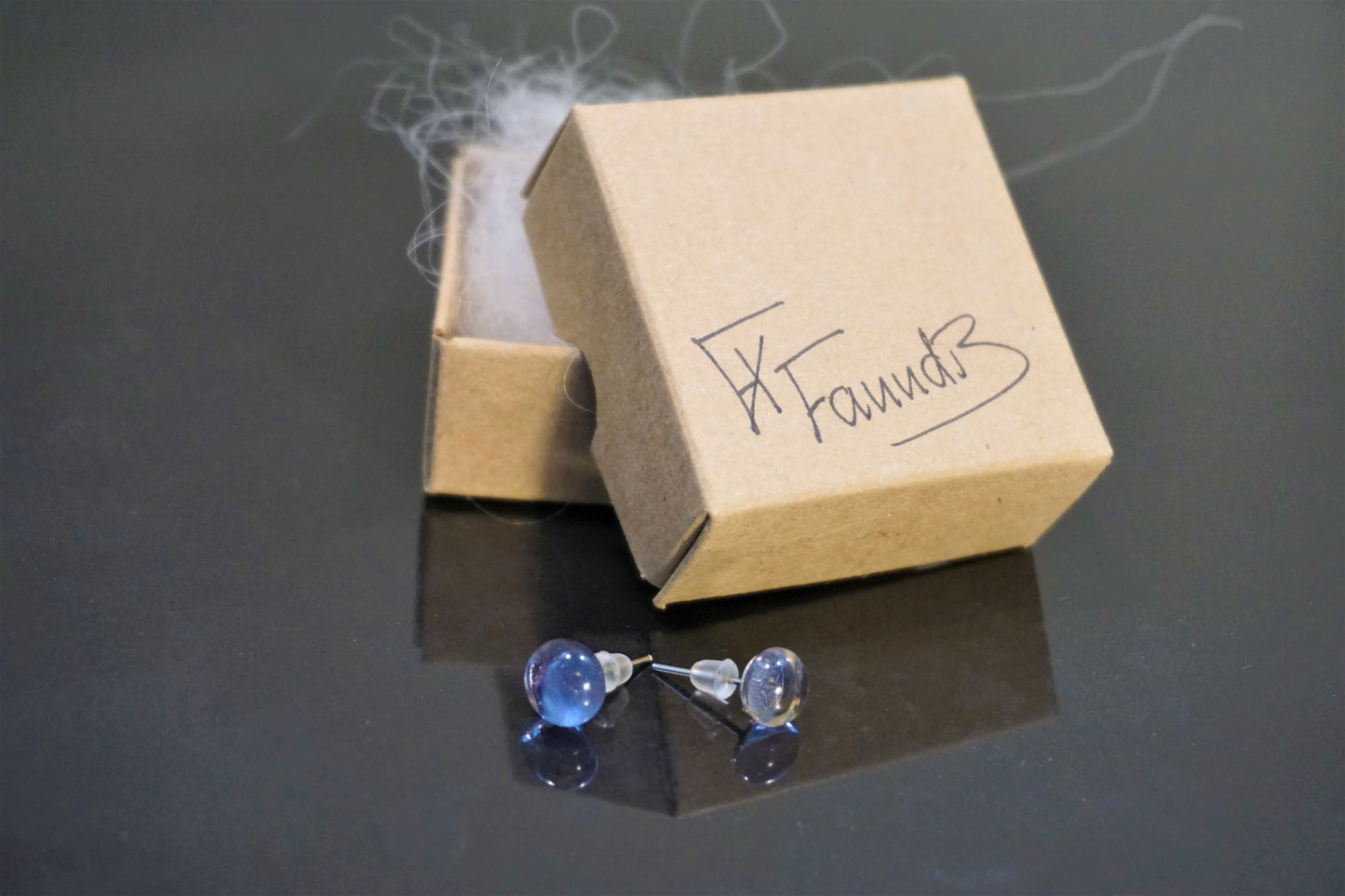 Einstök pinna eyrnalokkar Lilac / Unique stud earrings Lilac